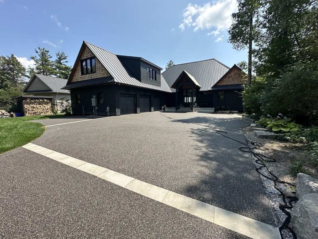 resin bound permeable driveway in barrie by dream pave
