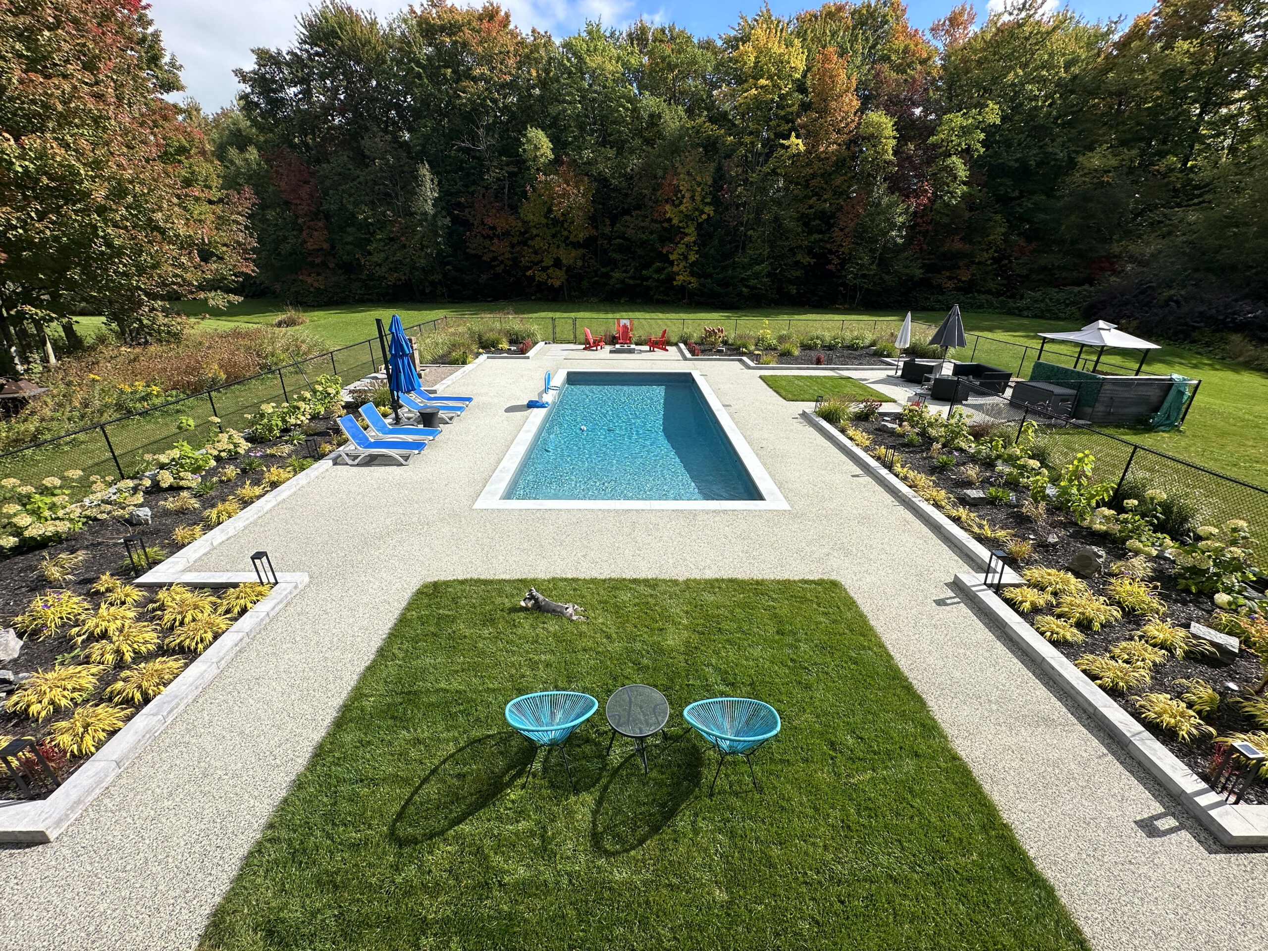 permeable pool surround by Dream Pave